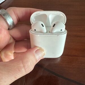 Apple AirPods 2nd Gen